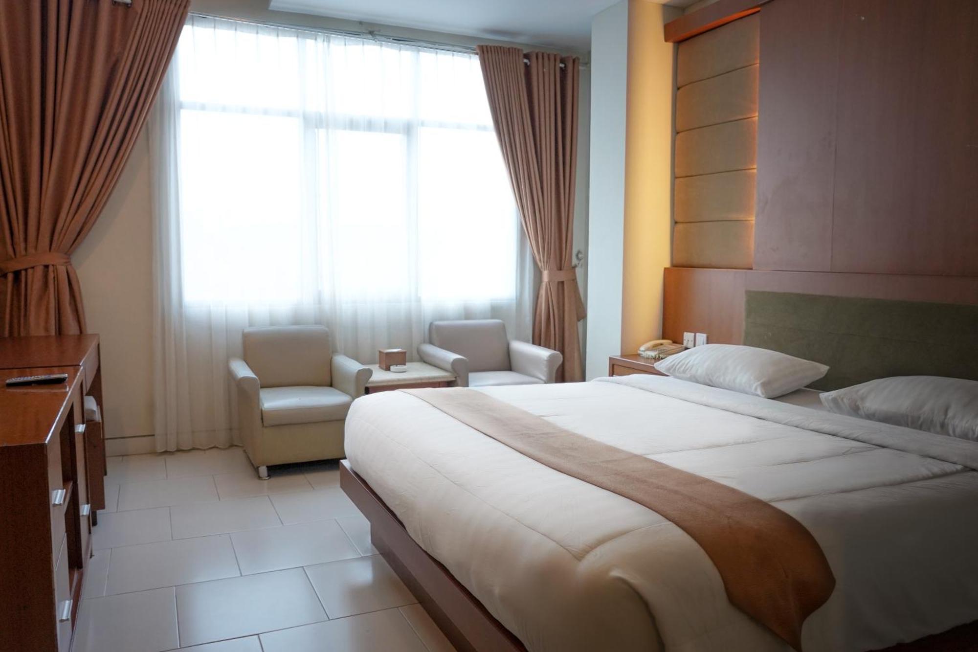 Arinas Hotel Бандар Лампунг Екстериор снимка
